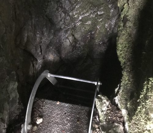 不動の岩屋の穴